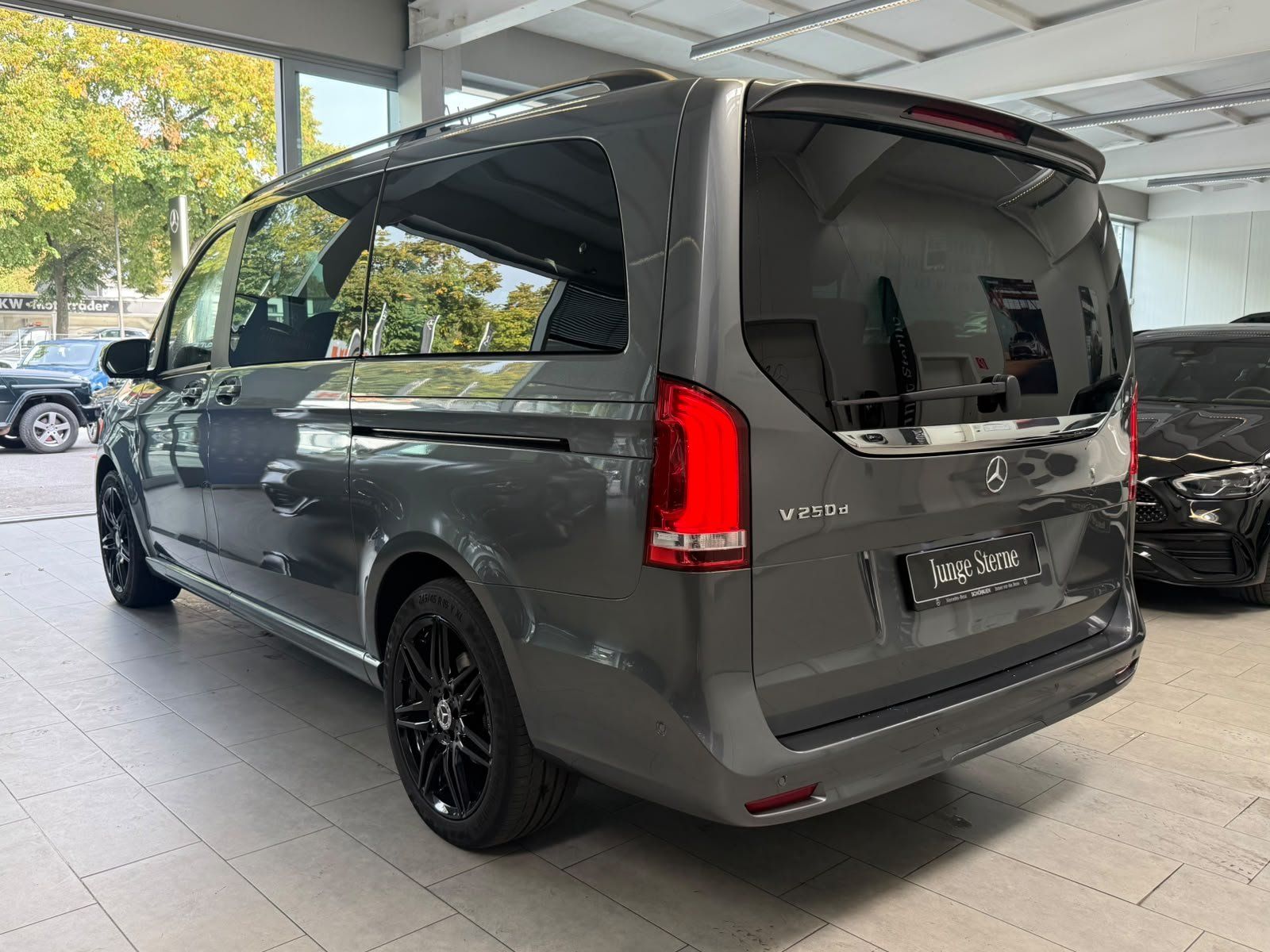 Fahrzeugabbildung Mercedes-Benz V 250 d lang AMG+STDHZ+AHK+DISTR+LEDER+E-SCHIEBE