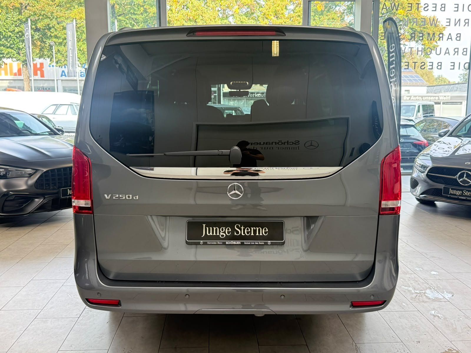 Fahrzeugabbildung Mercedes-Benz V 250 d lang AMG+STDHZ+AHK+DISTR+LEDER+E-SCHIEBE