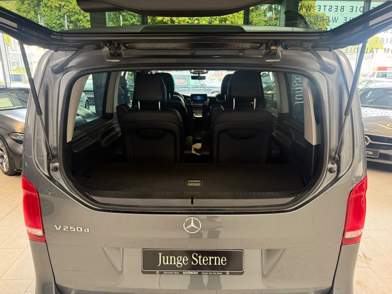 Fahrzeugabbildung Mercedes-Benz V 250 d lang AMG+STDHZ+AHK+DISTR+LEDER+E-SCHIEBE