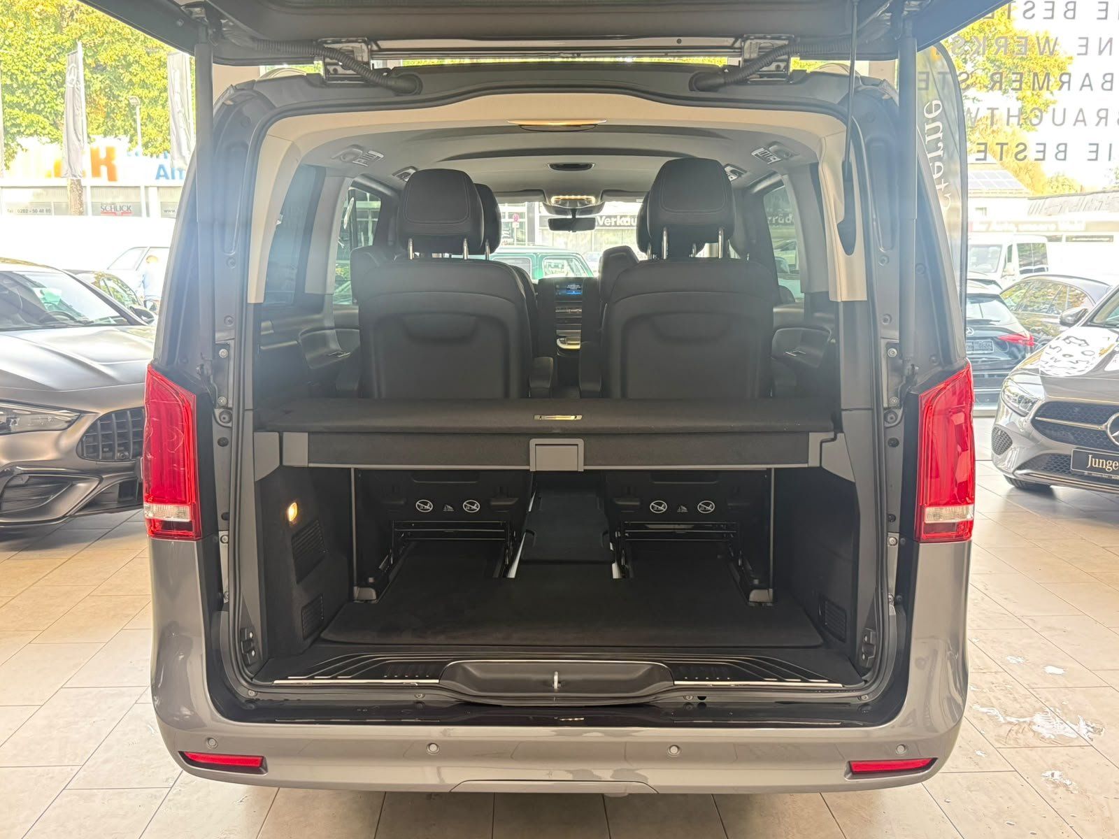 Fahrzeugabbildung Mercedes-Benz V 250 d lang AMG+STDHZ+AHK+DISTR+LEDER+E-SCHIEBE