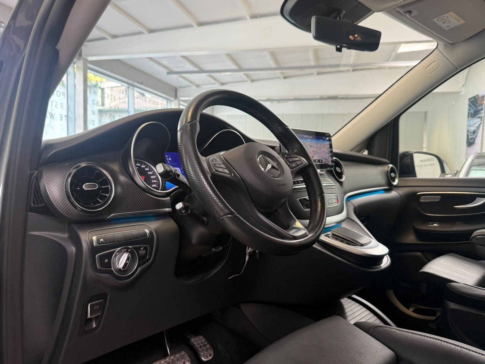 Fahrzeugabbildung Mercedes-Benz V 250 d lang AMG+STDHZ+AHK+DISTR+LEDER+E-SCHIEBE