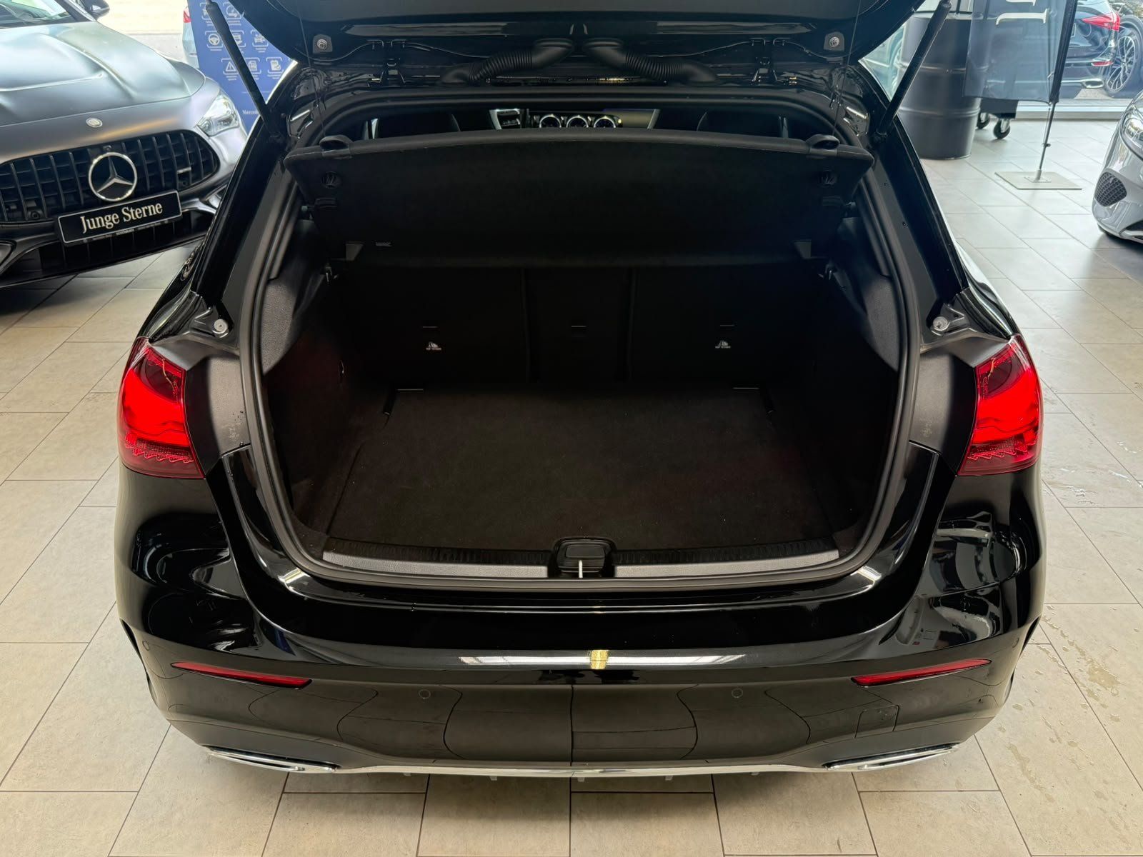 Fahrzeugabbildung Mercedes-Benz A 180 AMG ADVANCED PLUS+TOTWINKEL+KEYLESS