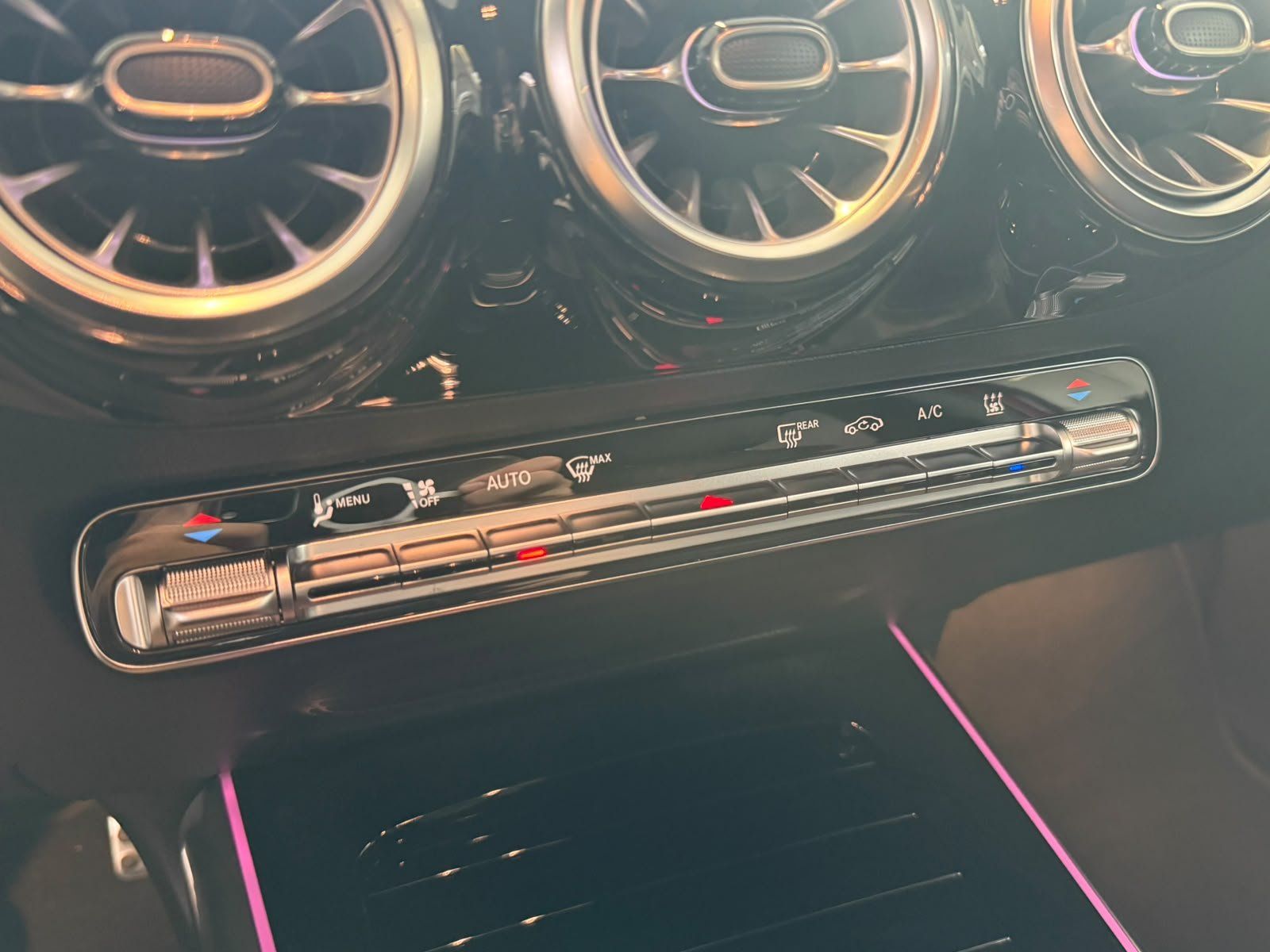 Fahrzeugabbildung Mercedes-Benz EQA 250+ AMG+PANO+HUD+MEMORY+BURM.+HUD+KEYLESS