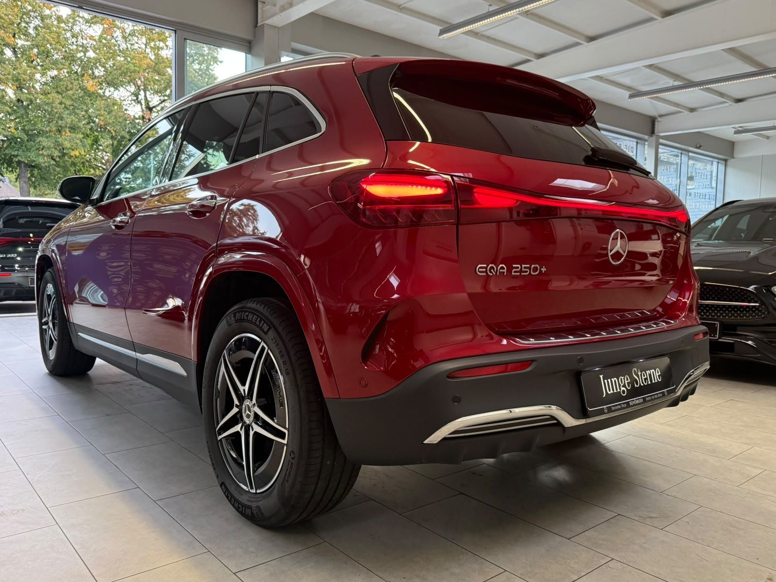 Fahrzeugabbildung Mercedes-Benz EQA 250+ AMG+PANO+HUD+MEMORY+BURM.+HUD+KEYLESS