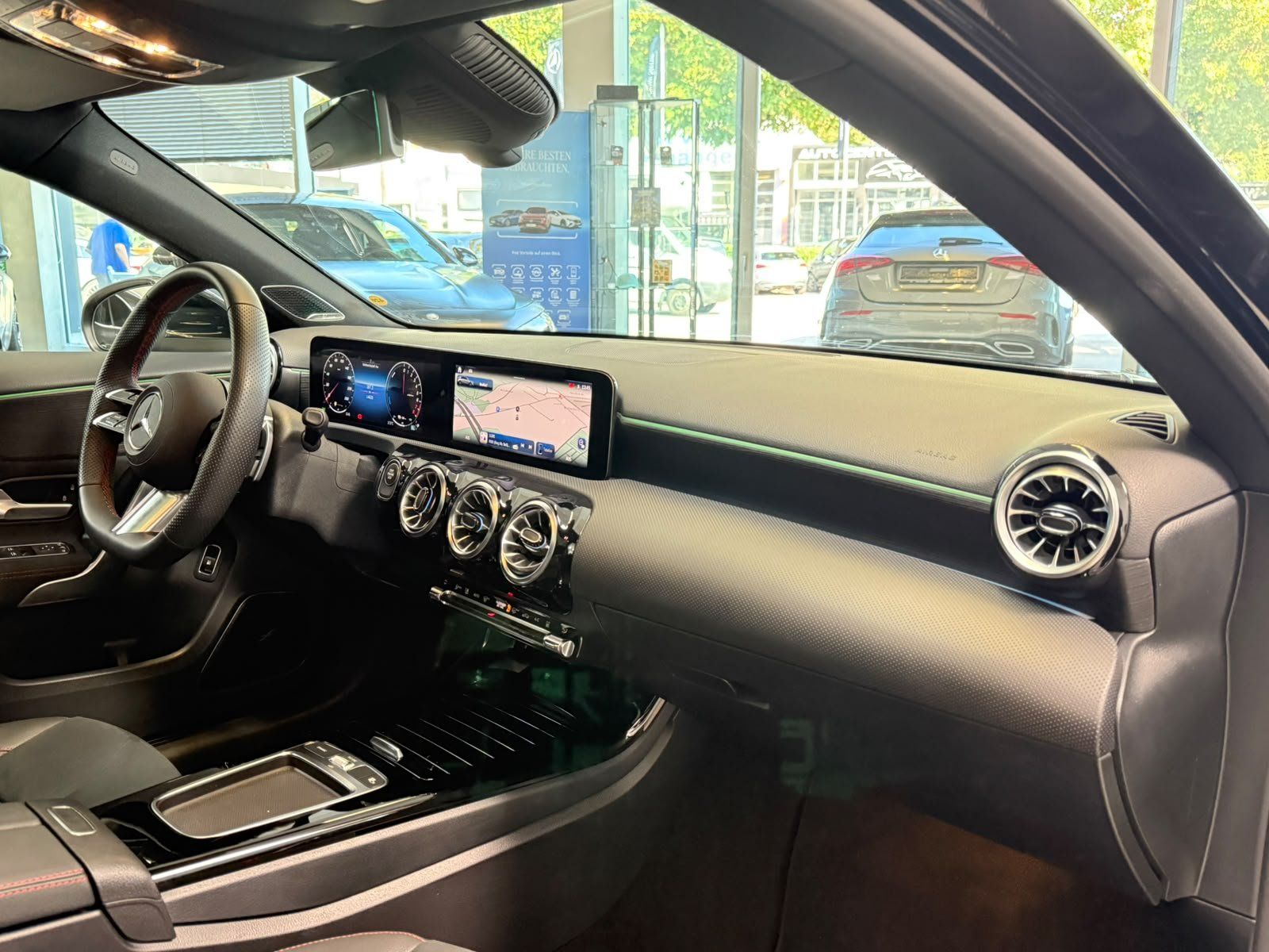 Fahrzeugabbildung Mercedes-Benz A 250 e AMG PANO+AHK+BEAM+BURMES+DISTR+AC11KW