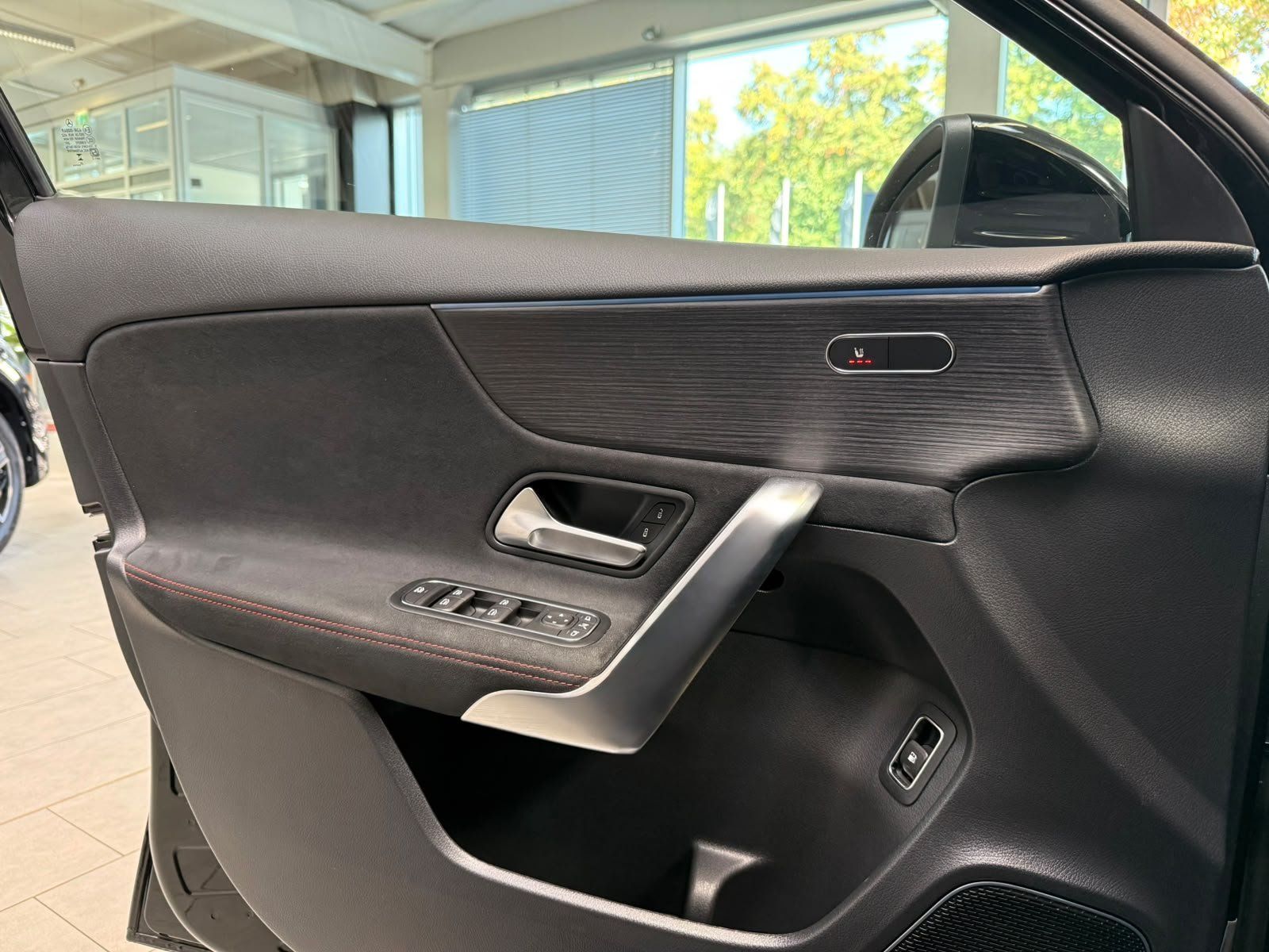 Fahrzeugabbildung Mercedes-Benz A 250 e AMG PANO+AHK+BEAM+BURMES+DISTR+AC11KW