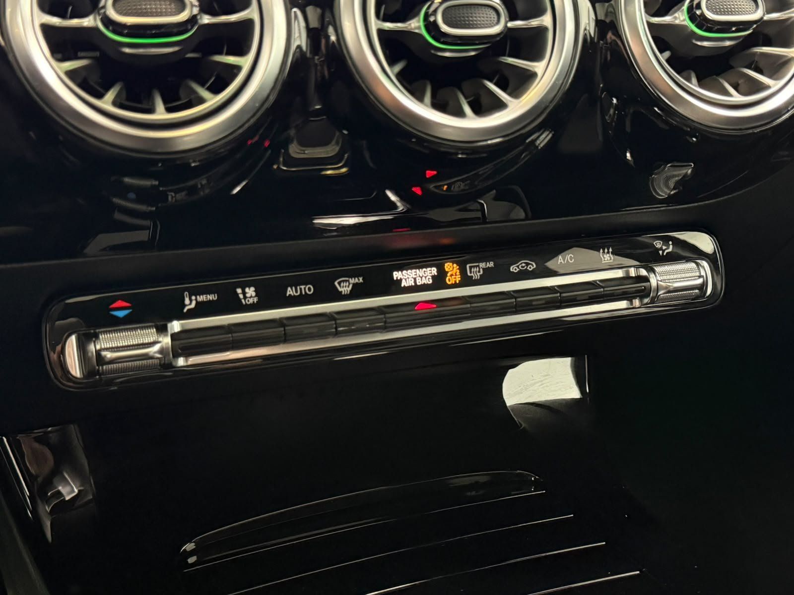 Fahrzeugabbildung Mercedes-Benz A 250 e AMG PANO+AHK+BEAM+BURMES+DISTR+AC11KW