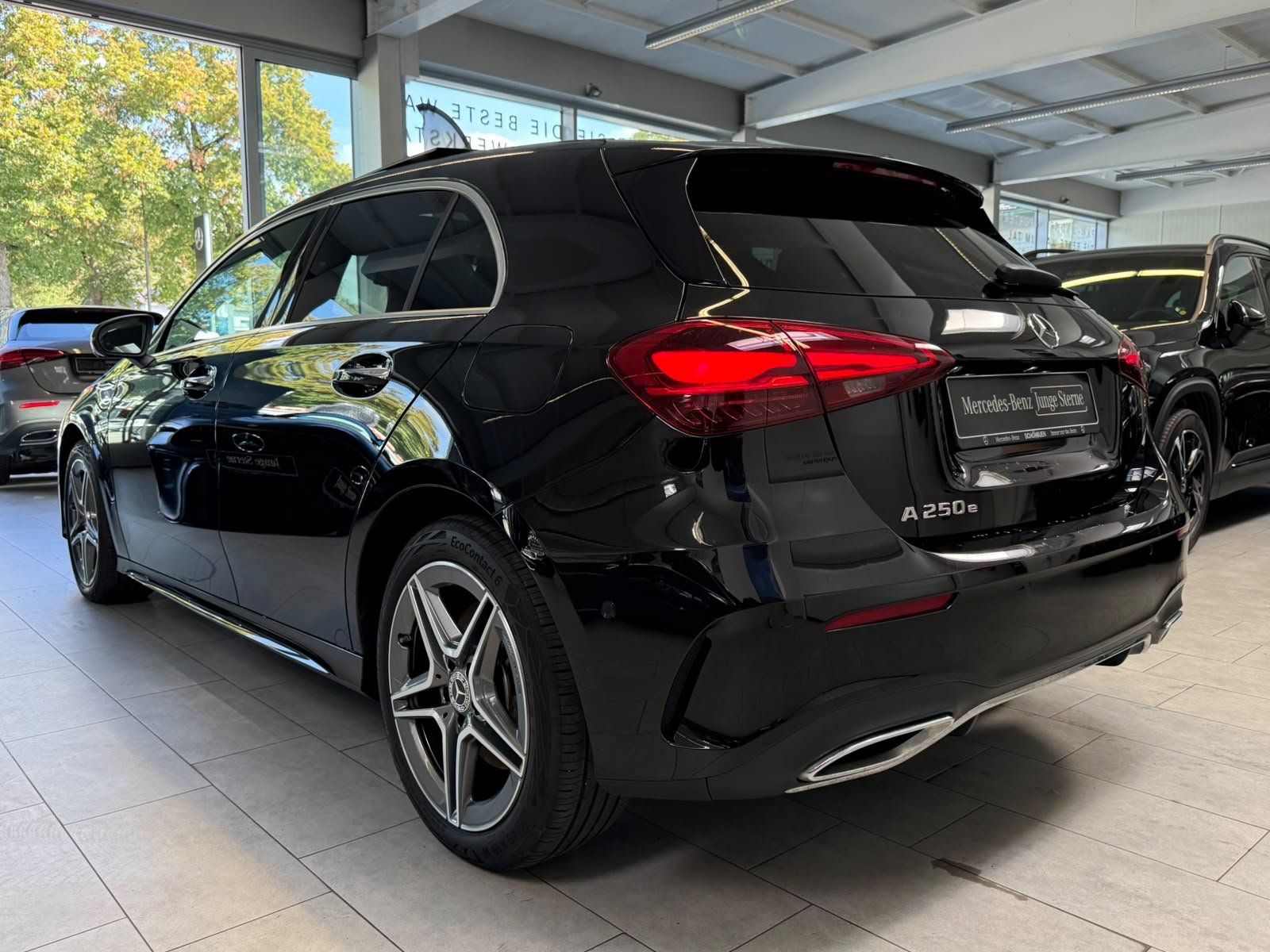 Fahrzeugabbildung Mercedes-Benz A 250 e AMG PANO+AHK+BEAM+BURMES+DISTR+AC11KW