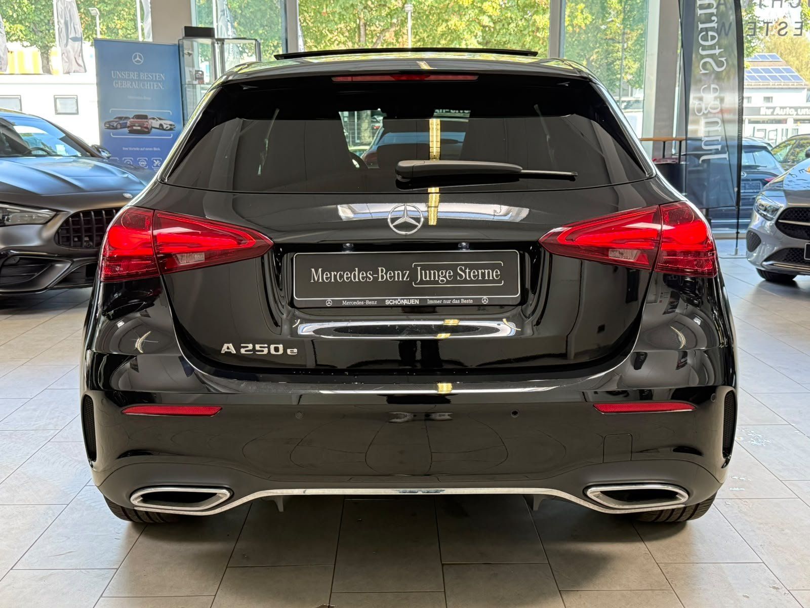 Fahrzeugabbildung Mercedes-Benz A 250 e AMG PANO+AHK+BEAM+BURMES+DISTR+AC11KW