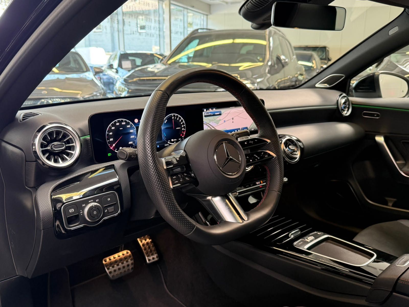 Fahrzeugabbildung Mercedes-Benz A 250 e AMG PANO+AHK+BEAM+BURMES+DISTR+AC11KW