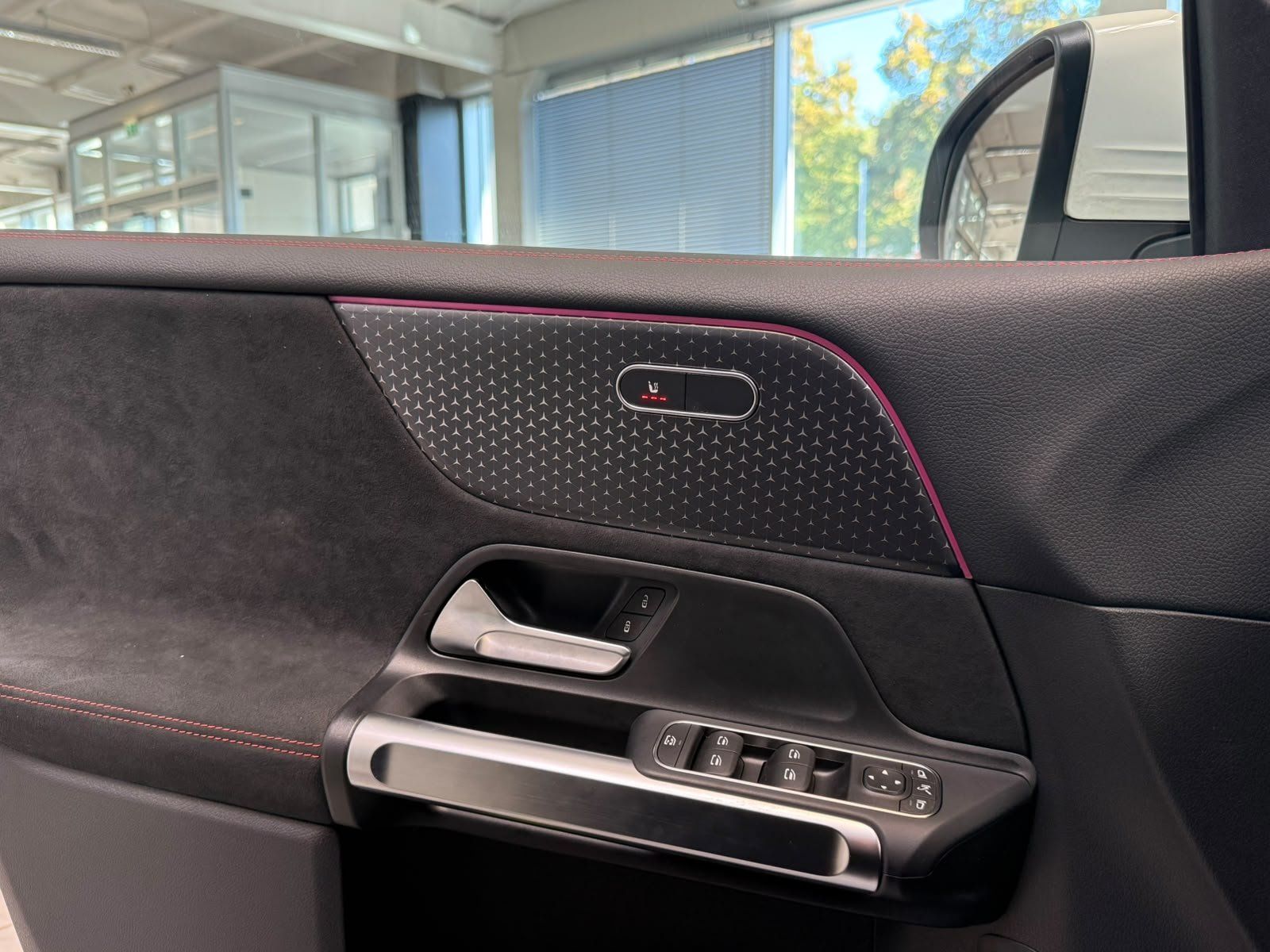Fahrzeugabbildung Mercedes-Benz EQB 250+ AMG+DISTR+KAMERA+TOTW+FAP+CARPLAY+LED