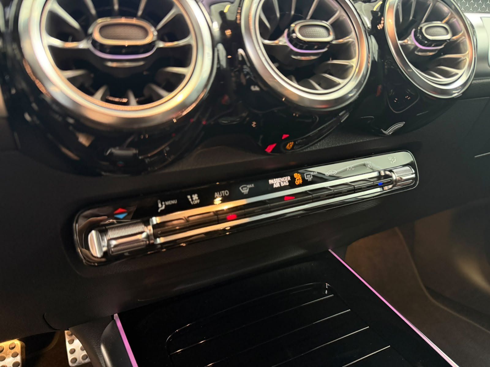 Fahrzeugabbildung Mercedes-Benz EQB 250+ AMG+DISTR+KAMERA+TOTW+FAP+CARPLAY+LED