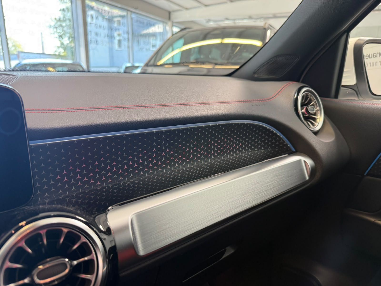 Fahrzeugabbildung Mercedes-Benz EQB 250+ AMG+DISTR+KAMERA+TOTW+FAP+CARPLAY+LED
