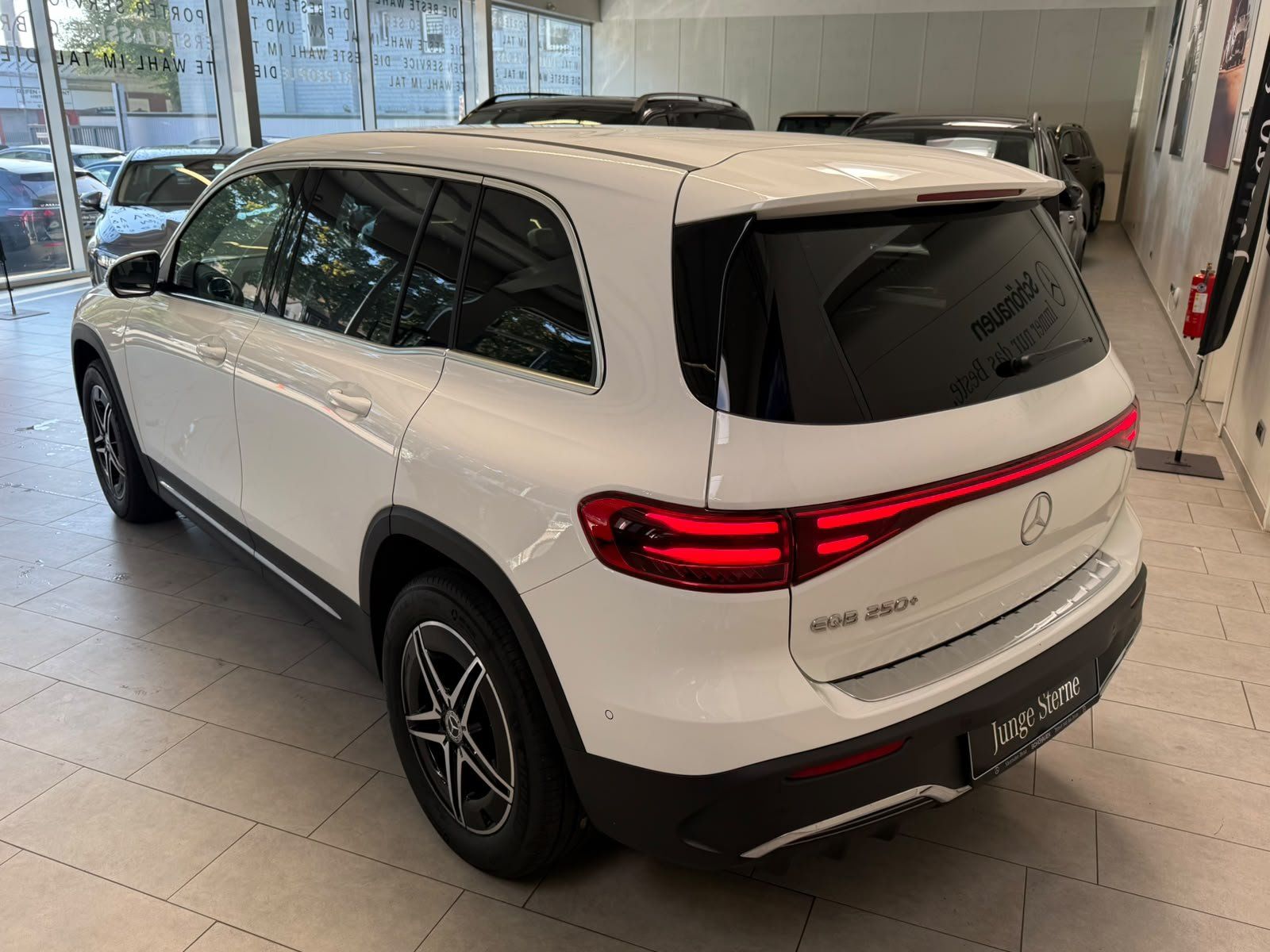 Fahrzeugabbildung Mercedes-Benz EQB 250+ AMG+DISTR+KAMERA+TOTW+FAP+CARPLAY+LED