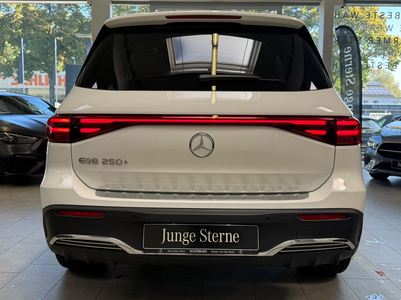 Fahrzeugabbildung Mercedes-Benz EQB 250+ AMG+DISTR+KAMERA+TOTW+FAP+CARPLAY+LED
