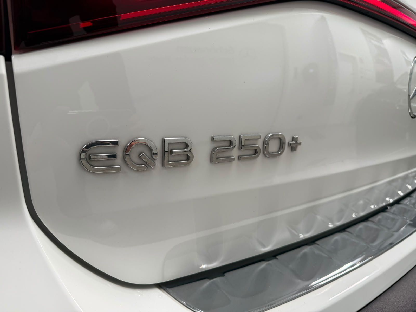 Fahrzeugabbildung Mercedes-Benz EQB 250+ AMG+DISTR+KAMERA+TOTW+FAP+CARPLAY+LED