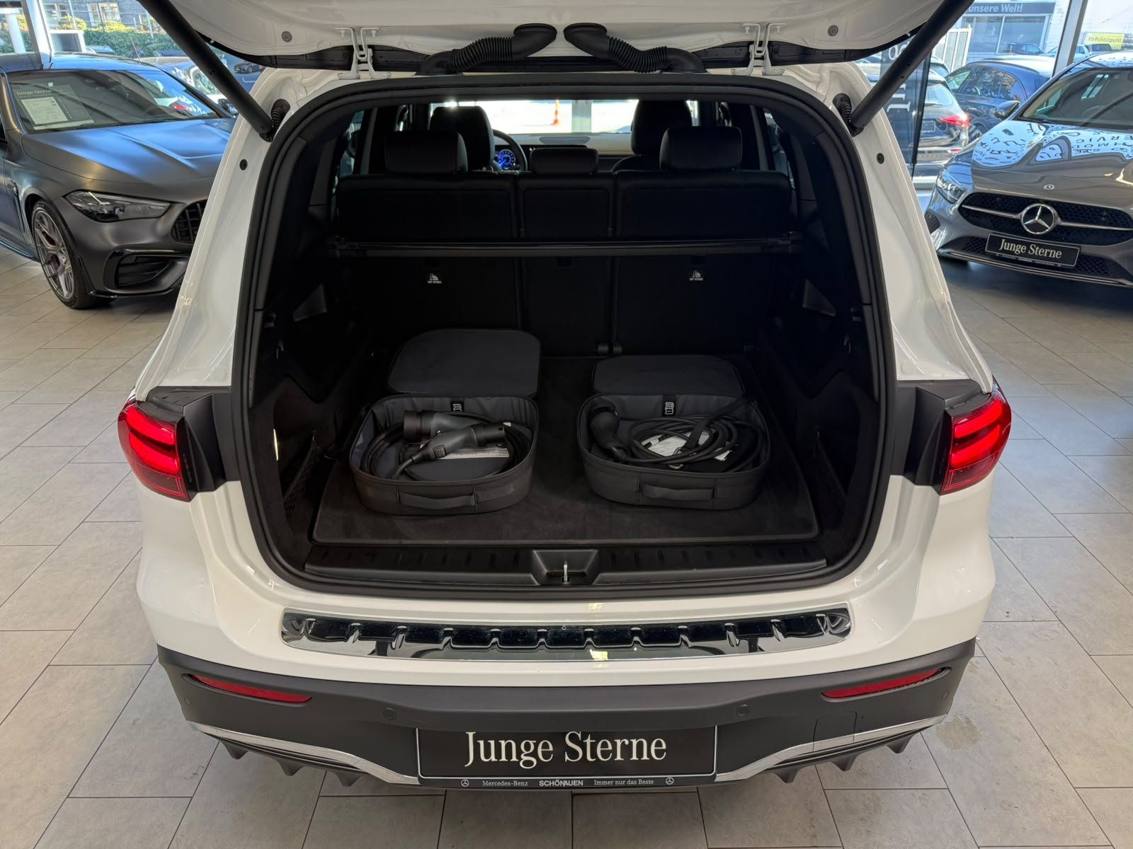 Fahrzeugabbildung Mercedes-Benz EQB 250+ AMG+DISTR+KAMERA+TOTW+FAP+CARPLAY+LED