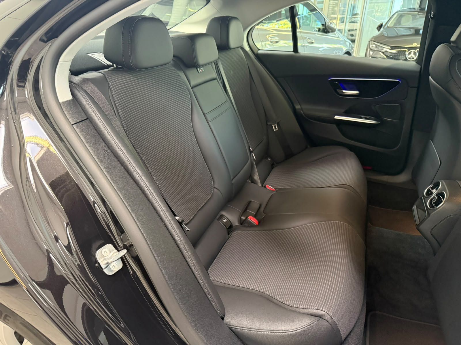 Fahrzeugabbildung Mercedes-Benz C 200 d Avantgarde KAMERA+CARPLAY+LED+TOTW.+DAB