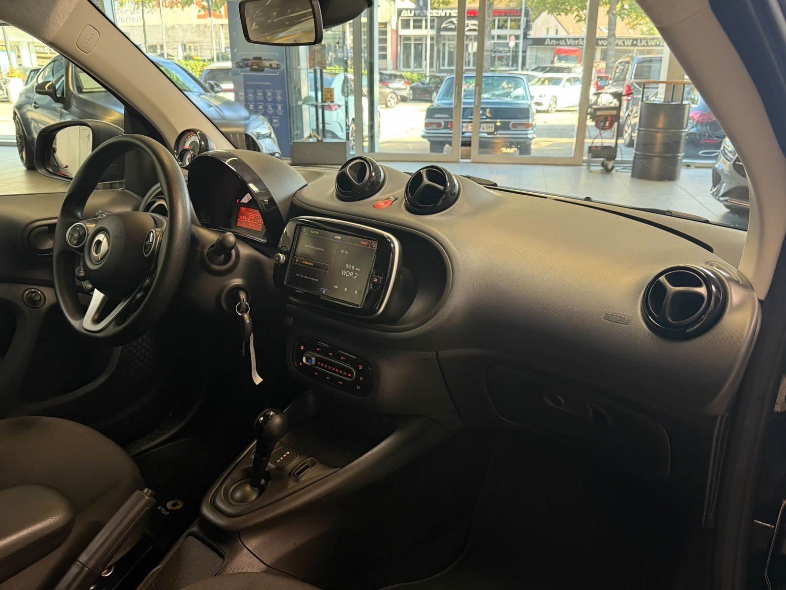 Fahrzeugabbildung Smart EQ fortwo Coupé 22KW+PURE+KLIMA+DAB+EINPARKHILFE