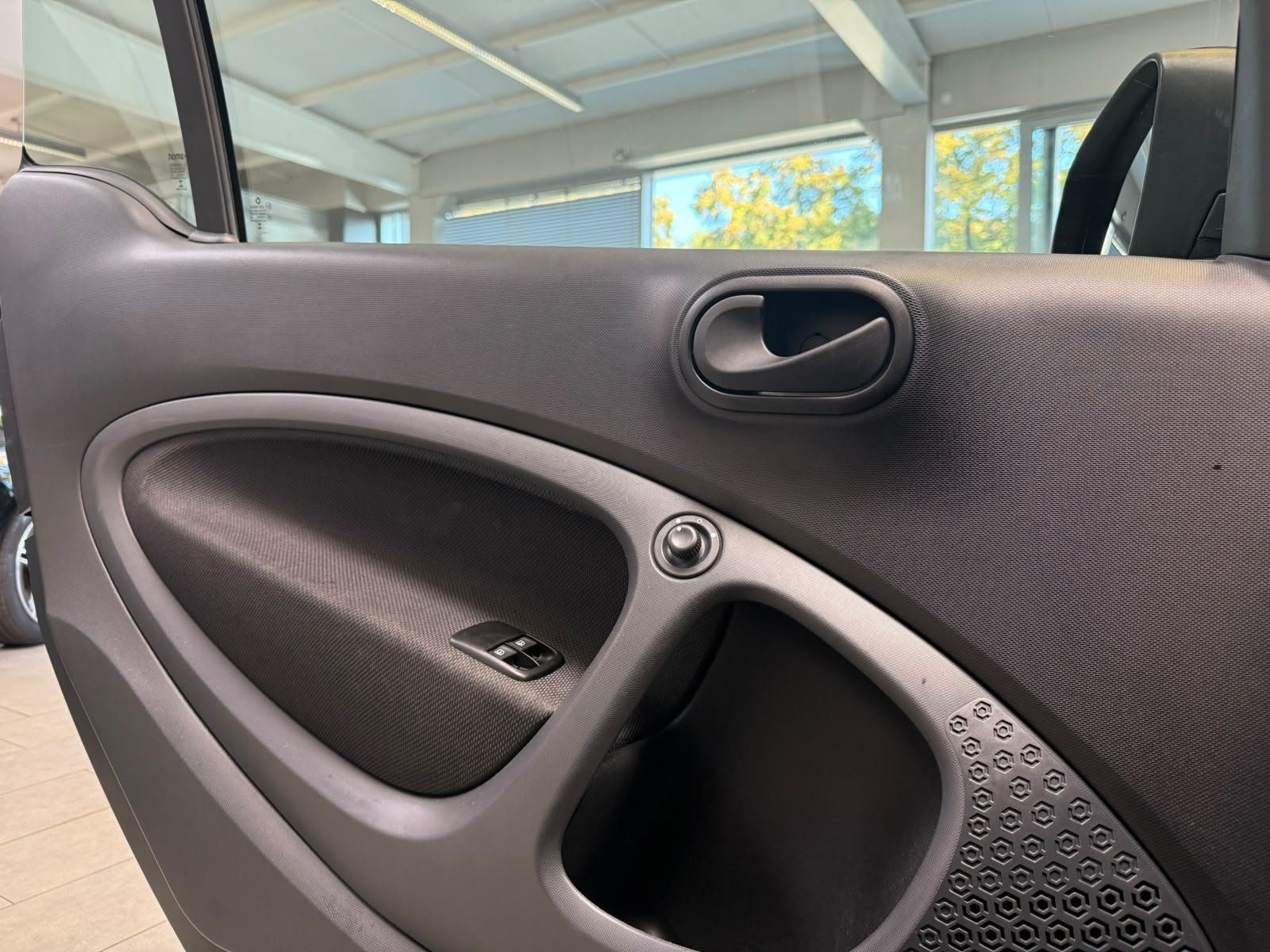 Fahrzeugabbildung Smart EQ fortwo Coupé 22KW+PURE+KLIMA+DAB+EINPARKHILFE