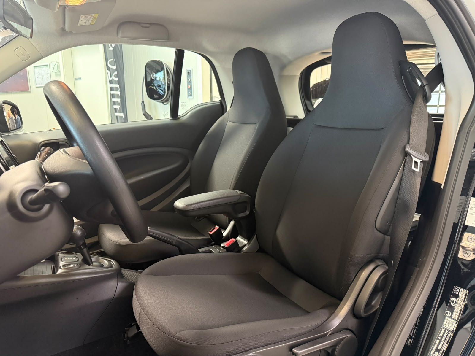 Fahrzeugabbildung Smart EQ fortwo Coupé 22KW+PURE+KLIMA+DAB+EINPARKHILFE