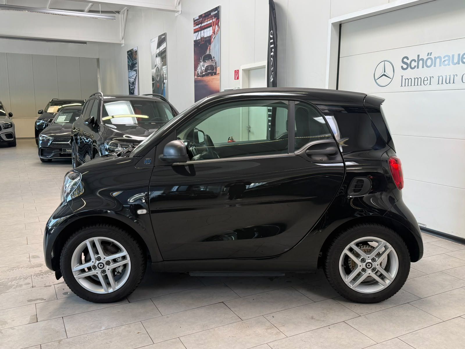 Fahrzeugabbildung Smart EQ fortwo Coupé 22KW+PURE+KLIMA+DAB+EINPARKHILFE