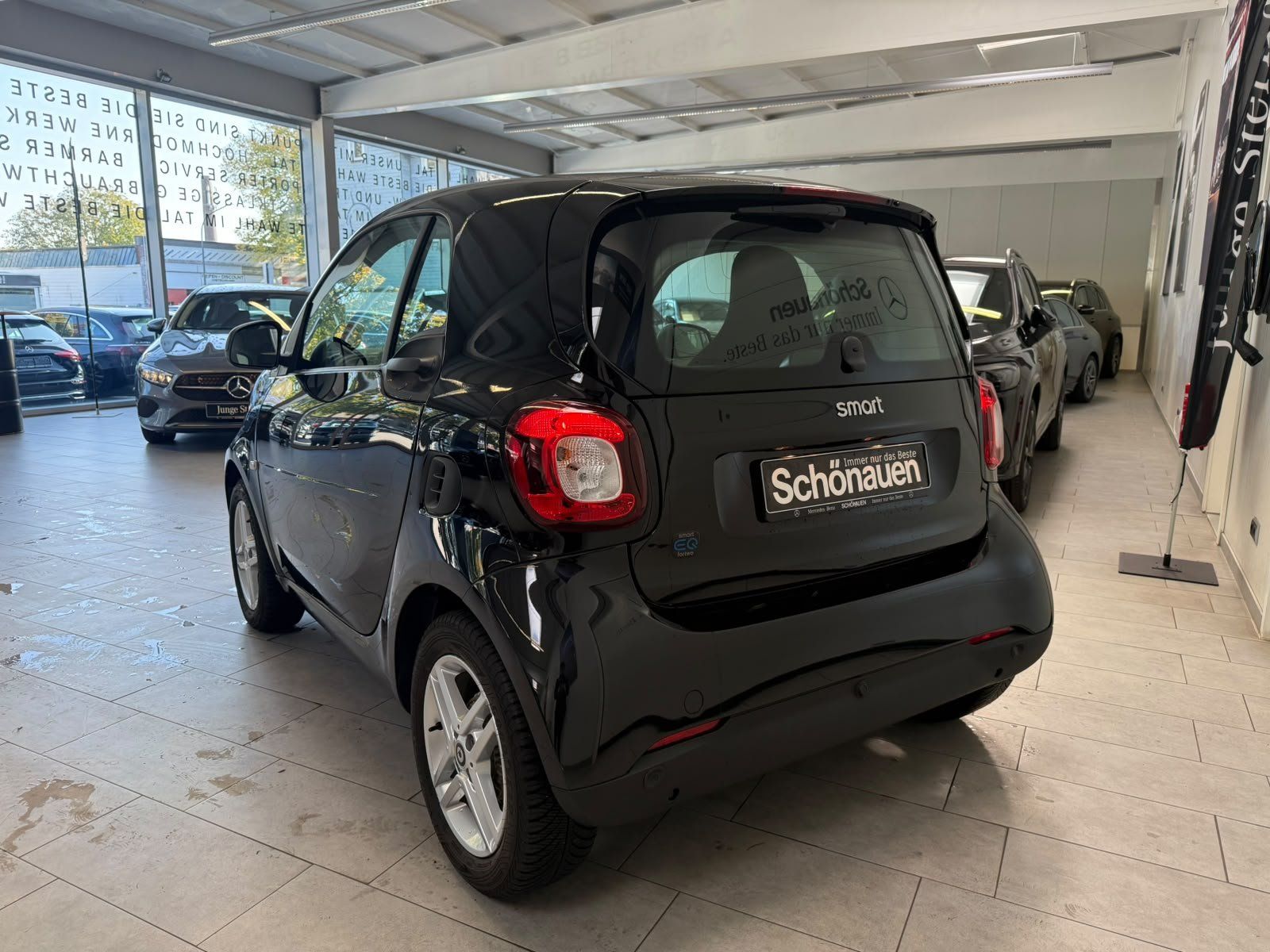 Fahrzeugabbildung Smart EQ fortwo Coupé 22KW+PURE+KLIMA+DAB+EINPARKHILFE
