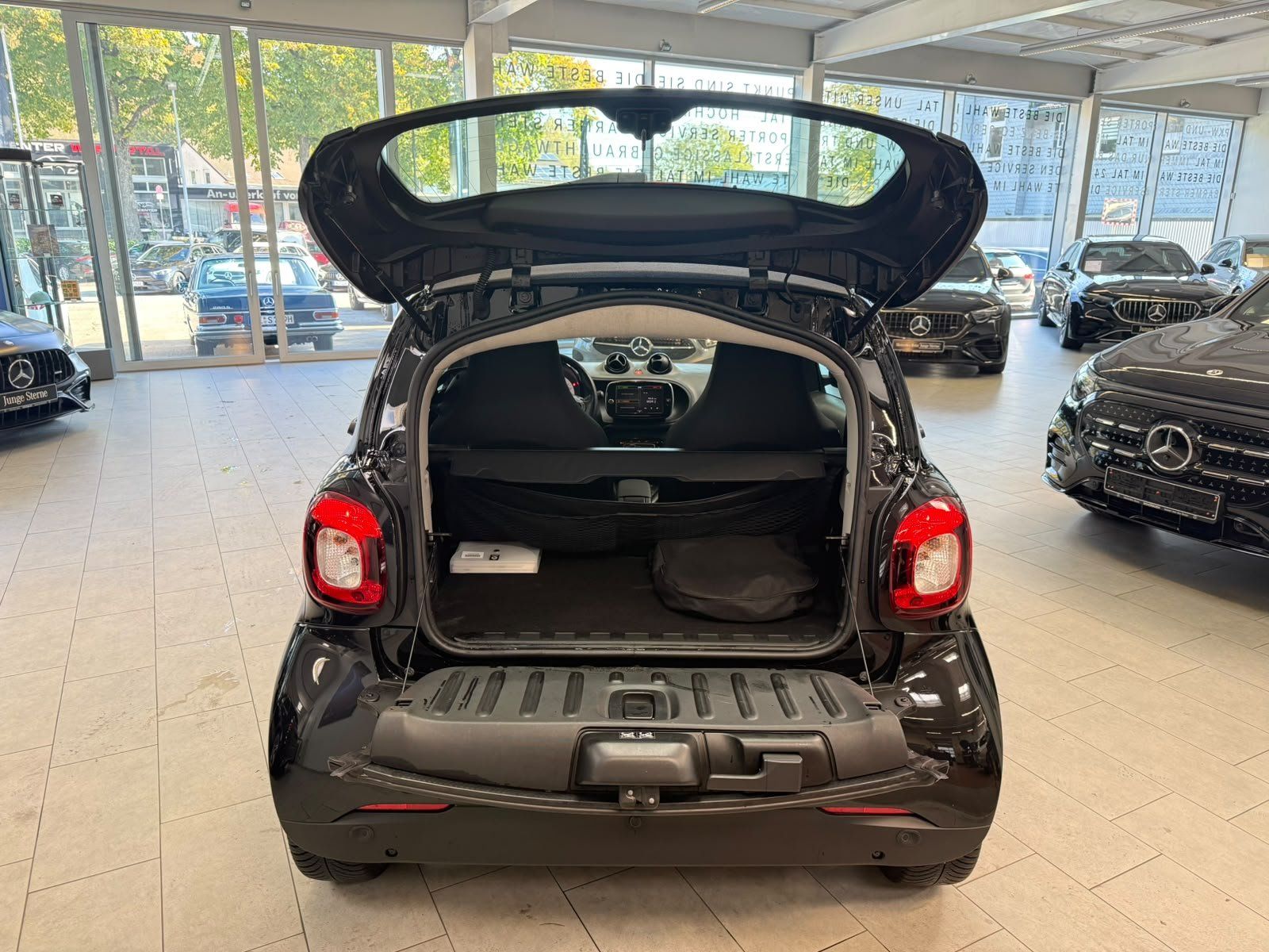 Fahrzeugabbildung Smart EQ fortwo Coupé 22KW+PURE+KLIMA+DAB+EINPARKHILFE