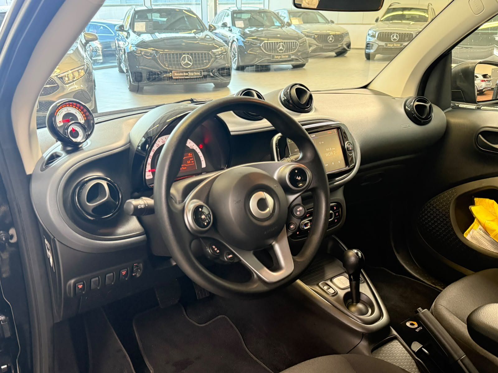 Fahrzeugabbildung Smart EQ fortwo Coupé 22KW+PURE+KLIMA+DAB+EINPARKHILFE