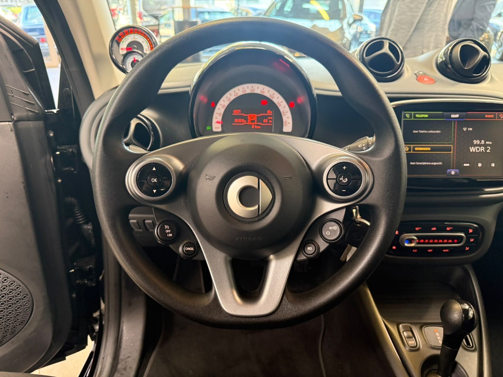 Fahrzeugabbildung Smart EQ fortwo Coupé 22KW+PURE+KLIMA+DAB+EINPARKHILFE