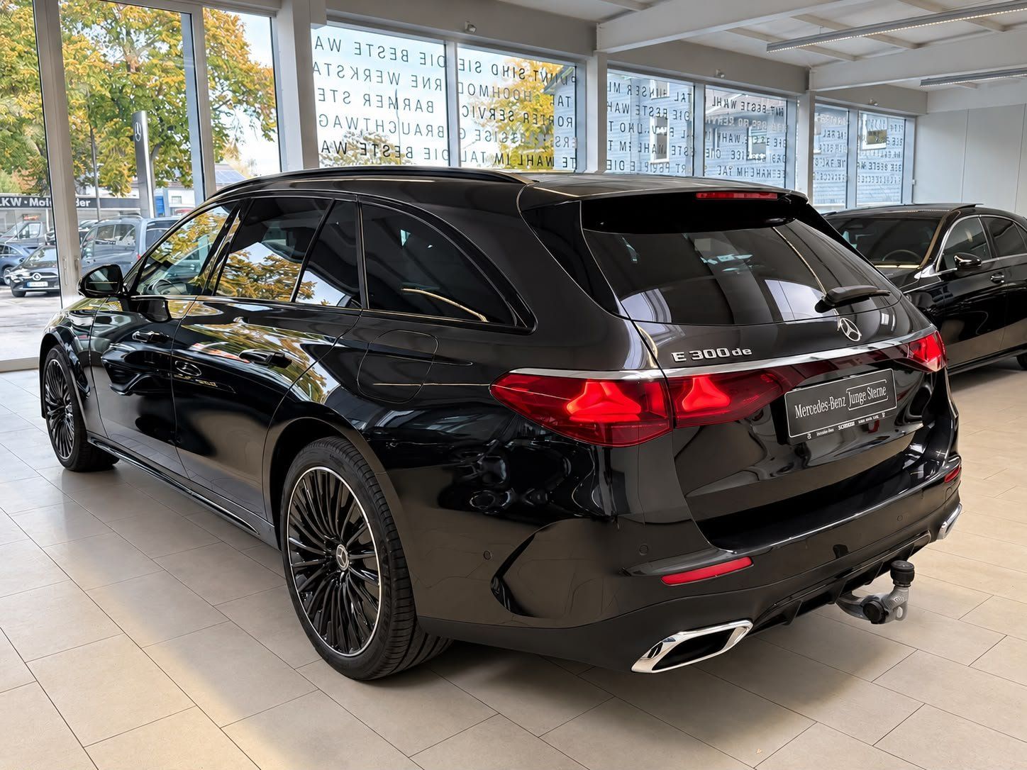 Fahrzeugabbildung Mercedes-Benz E 300de T AMG+AIRM+PREMIUM+HUD+BURM4D+AHK+NAPPA