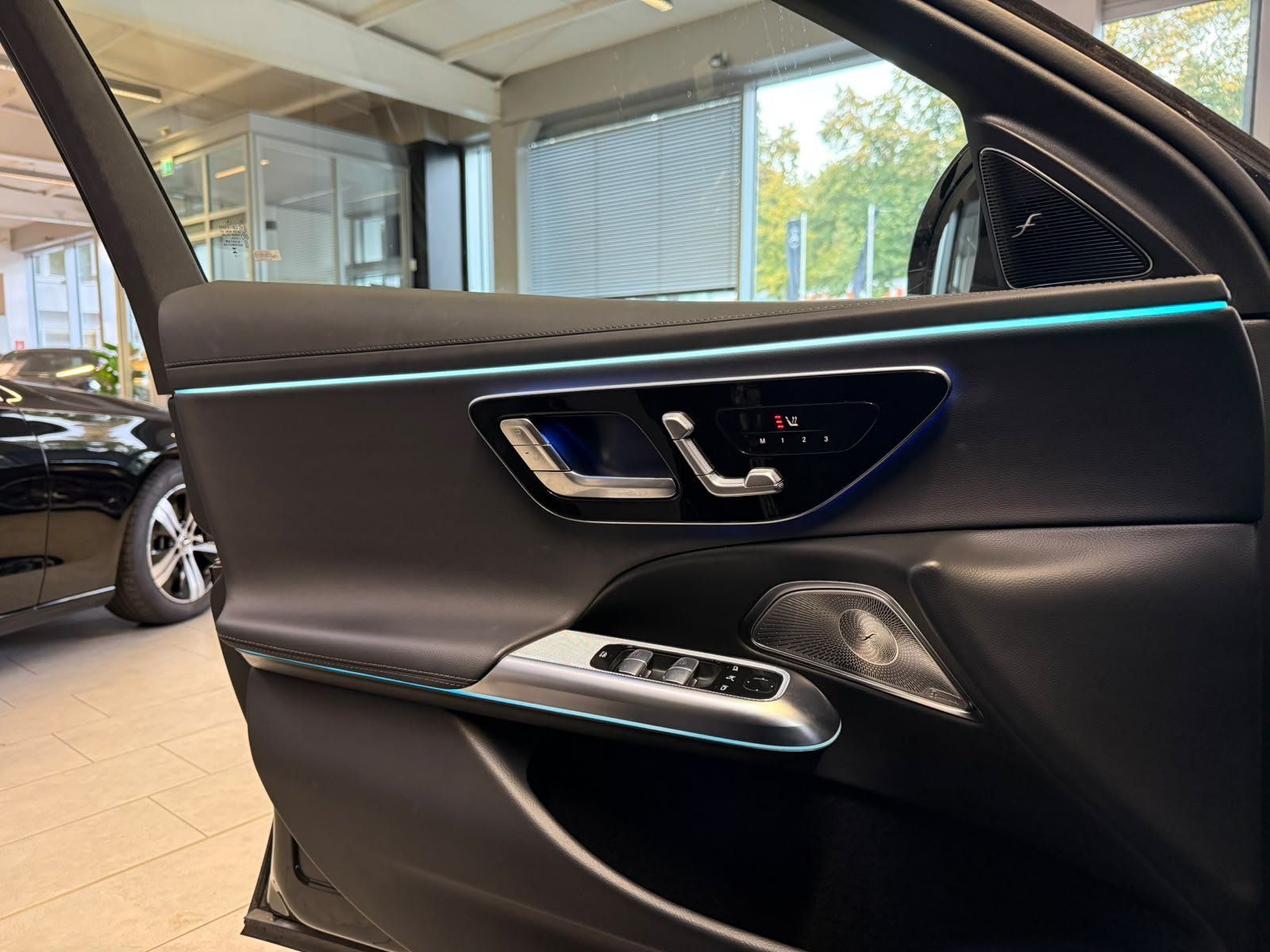 Fahrzeugabbildung Mercedes-Benz E 220d 4M T AMG+AIRMATIC+STHZ+PANO+BURM4D+HUD+3D