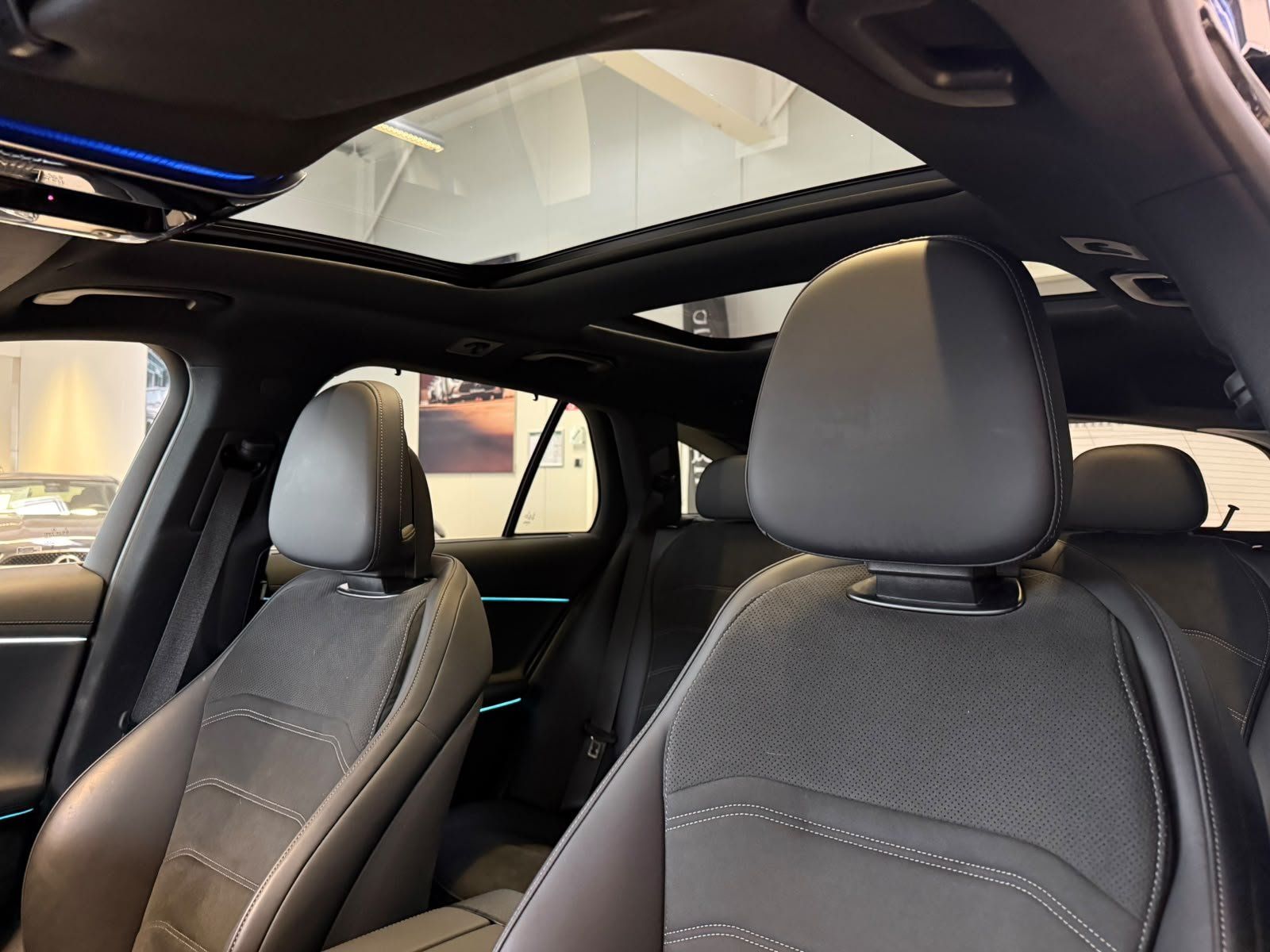 Fahrzeugabbildung Mercedes-Benz E 220d 4M T AMG+AIRMATIC+STHZ+PANO+BURM4D+HUD+3D