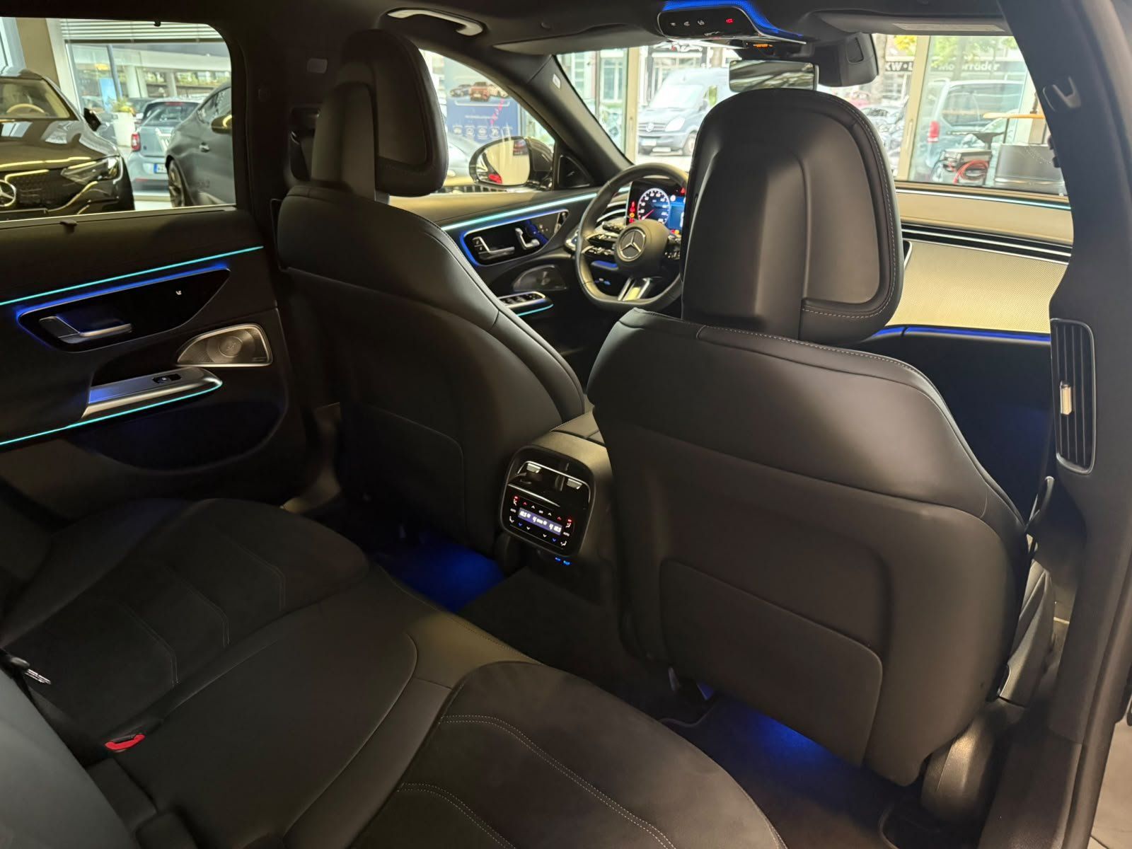 Fahrzeugabbildung Mercedes-Benz E 220d 4M T AMG+AIRMATIC+STHZ+PANO+BURM4D+HUD+3D
