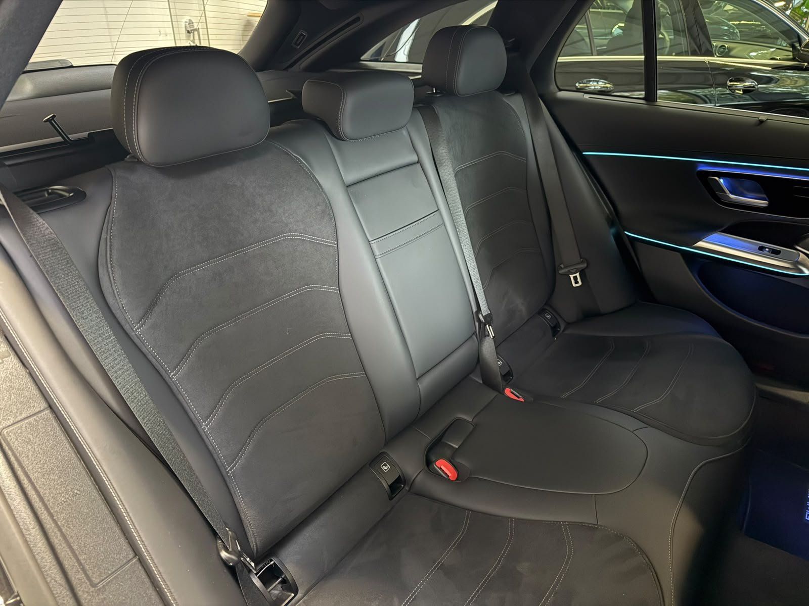 Fahrzeugabbildung Mercedes-Benz E 220d 4M T AMG+AIRMATIC+STHZ+PANO+BURM4D+HUD+3D