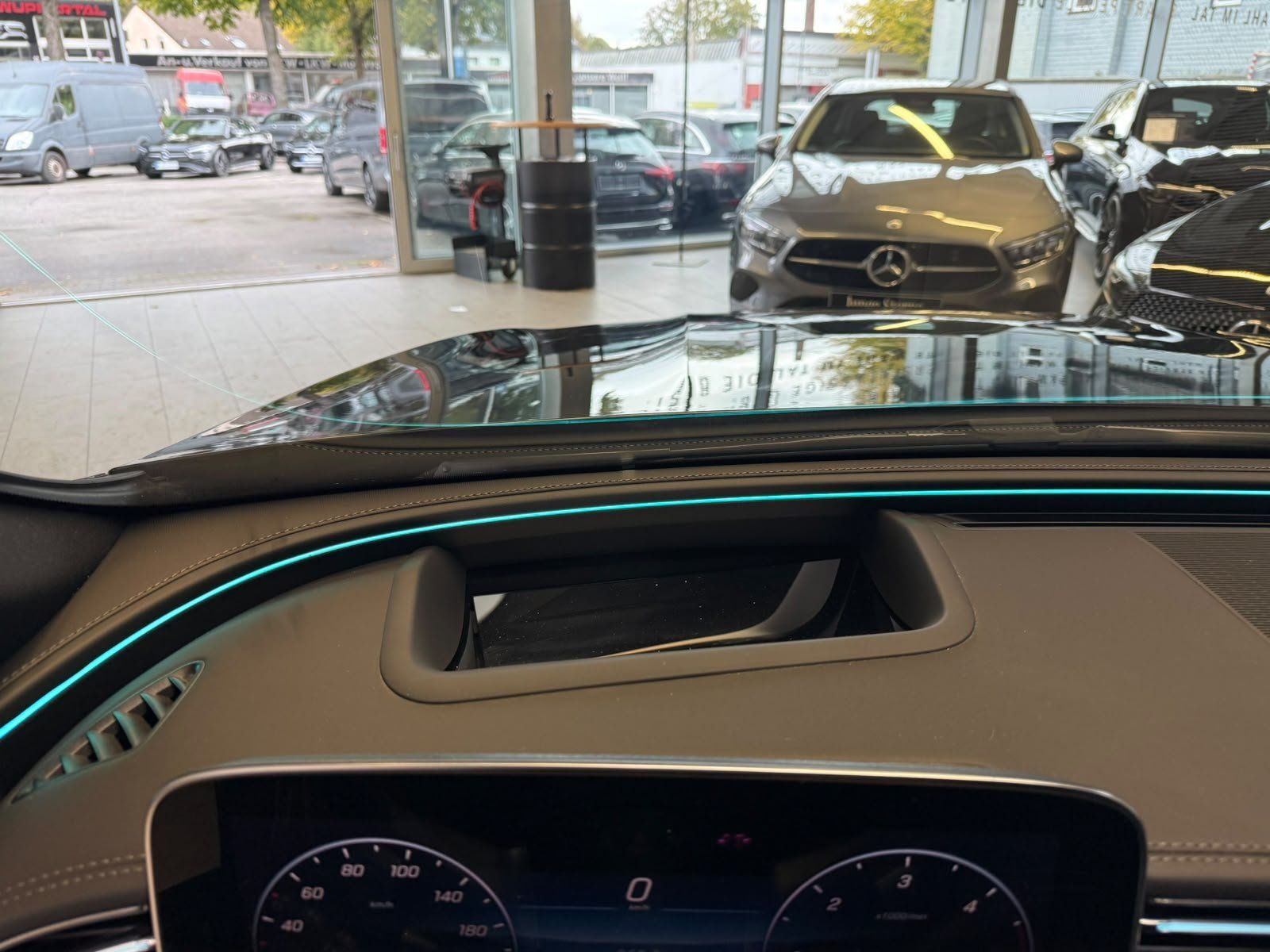 Fahrzeugabbildung Mercedes-Benz E 220d 4M T AMG+AIRMATIC+STHZ+PANO+BURM4D+HUD+3D