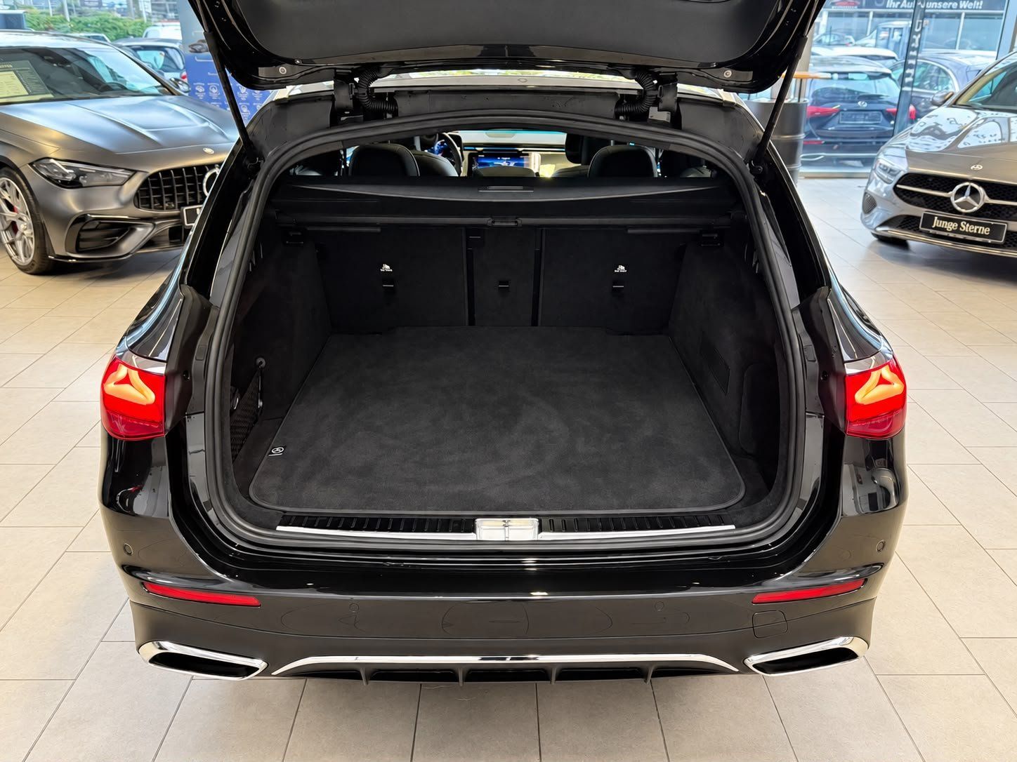 Fahrzeugabbildung Mercedes-Benz E 220d 4M T AMG+AIRMATIC+STHZ+PANO+BURM4D+HUD+3D